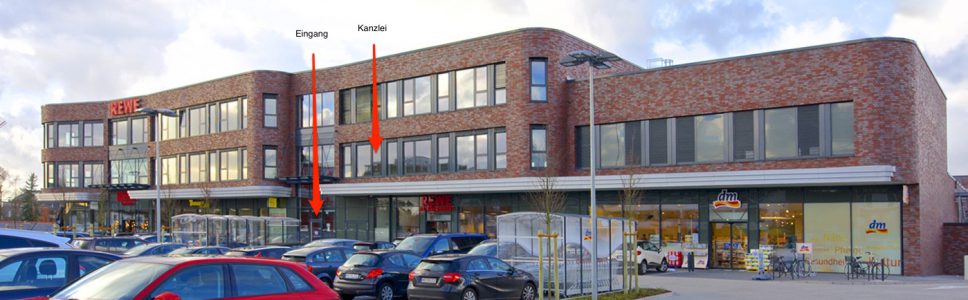 Gebäudeansicht mit beschrifteten Pfeilen für Eingang und Kanzlei